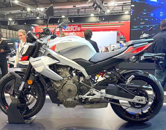 Aprilia Tuono 457 Wheels and Brakes – 17-inch alloy wheels with disc brakes and Protorq Extreme tyres