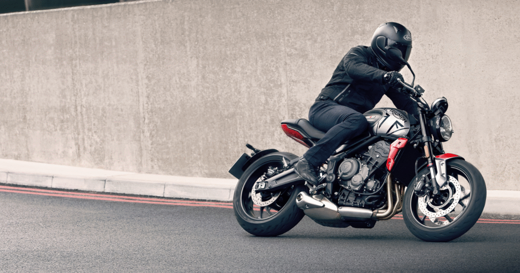 Rider leaning on the Triumph Trident 600 on cornering