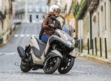 Rider cornering with the Tricity 125 in motion