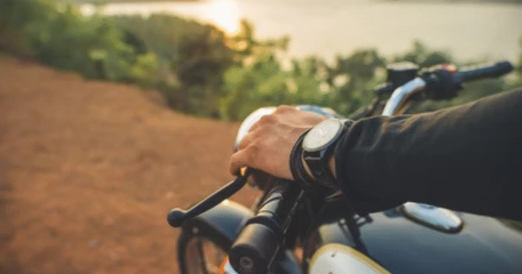 Rider using the clutch lever as an hand rest
