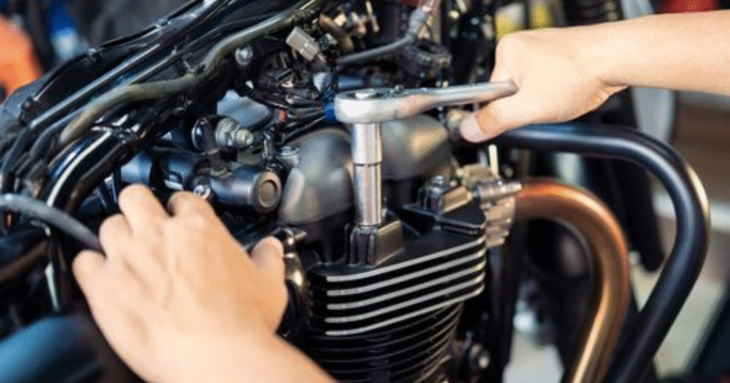 maintenance guy using click wrench to tighting up the tappet cover