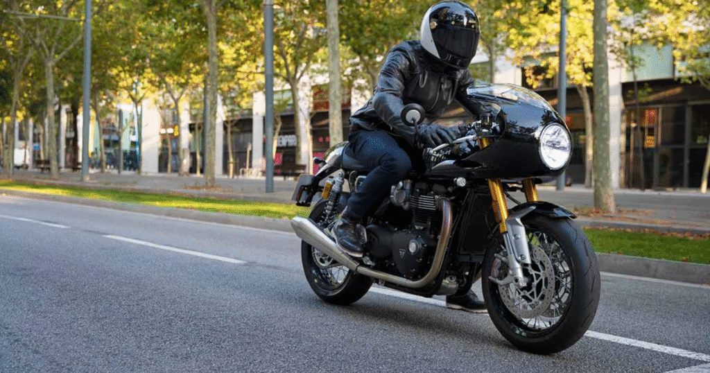 Thruxton 400 featured with aggresive riding posture