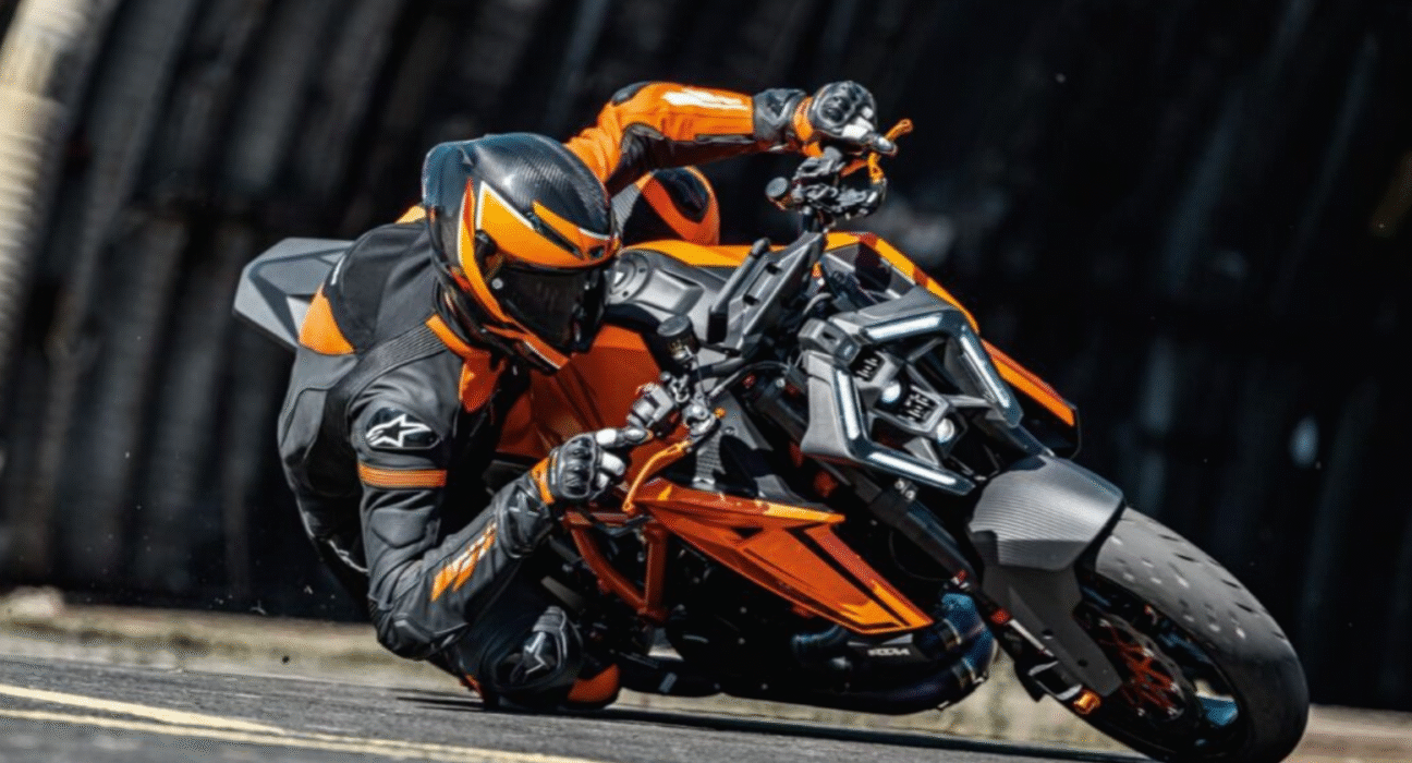 ktm duke 160 is leaning by rider