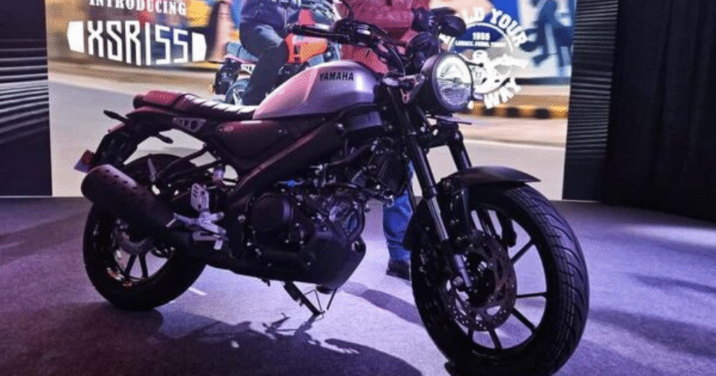 Yamaha XSR155 Metallic Grey colour side profile